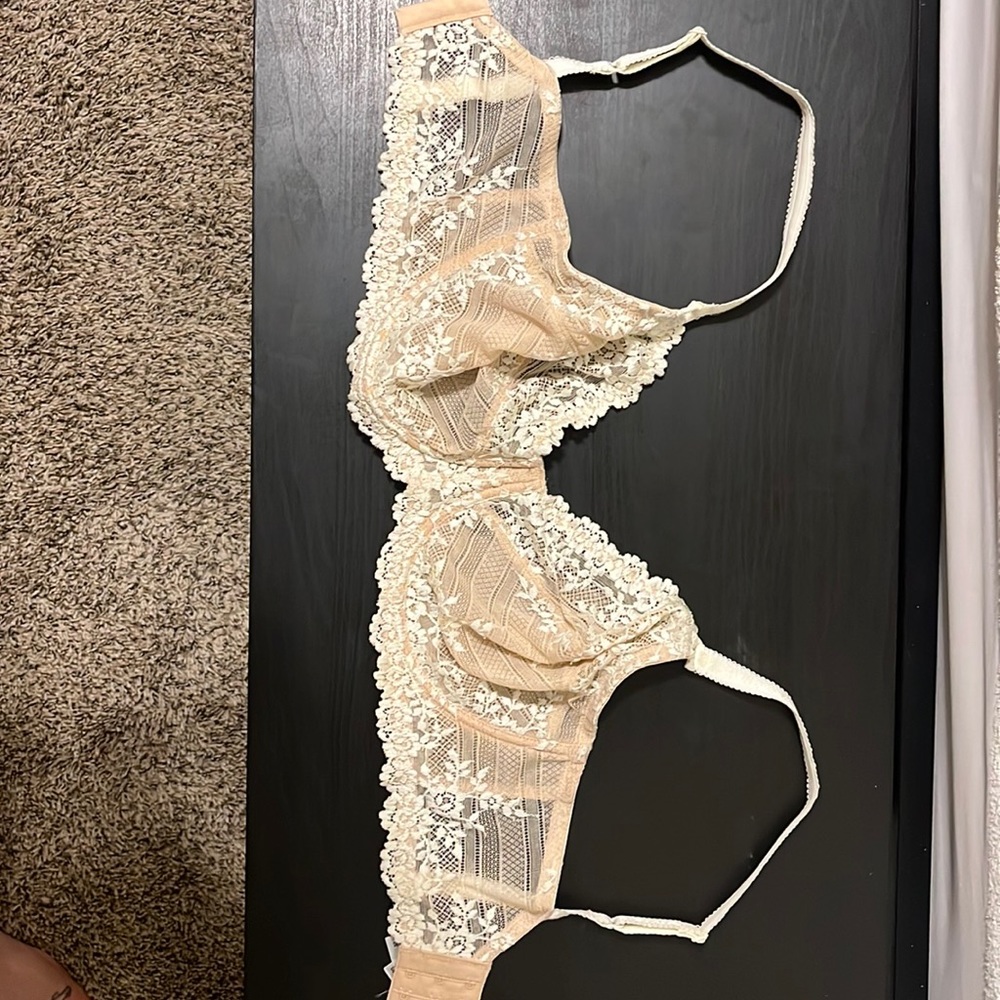 Wacoal Bra with white lace and nude base color Size: 34DDD